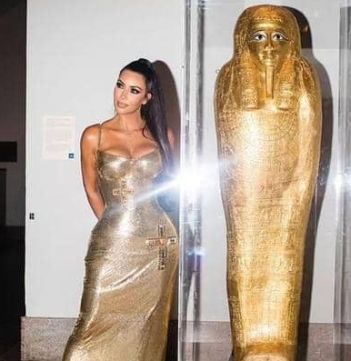 كيم كارداشيان تساعد مصر على إستعادة المومياء 